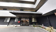 清潔でモダンな介護施設の外観