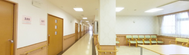 ケア施設の共用エリアと廊下