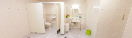 清潔で広々としたトイレ設備
