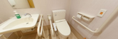 手すり付きで清潔なトイレスペース