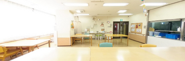 明るく広々とした施設内部