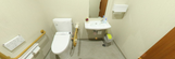 明るく清潔なトイレと洗面所