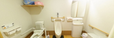 手すり付きトイレの介護施設内部