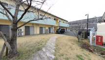 介護施設の外観と庭