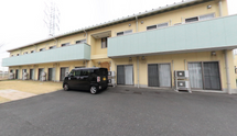 介護施設のエントランスと建物