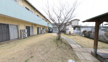 介護施設の屋外スペースと建物