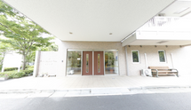 緑豊かな施設の正面玄関