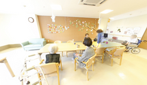 明るく開放的な介護施設内