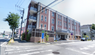 広々とした介護施設前の風景