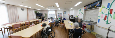 明るく広い介護施設の食堂