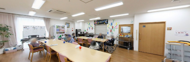 介護施設の共有リビングエリア