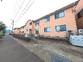 住宅街に建つ建物外観です。  