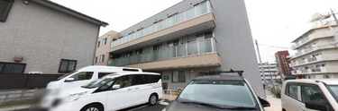外観と駐車場の施設