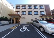 駐車場ありの施設入口