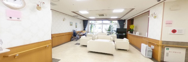明るく広々とした施設のロビー