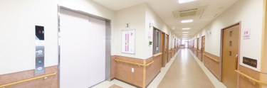 広々とした介護施設の共用スペース