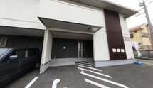 施設入口と作業中の風景