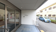 入居施設の玄関とその景観