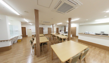 きれいな居間と食堂のある施設