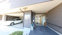 介護施設の外観と駐車場