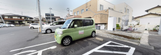職員用駐車場と施設入口