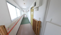 清潔で広々とした廊下