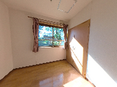 明るい居室の窓辺  