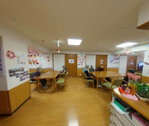 介護施設内の受付とリビング