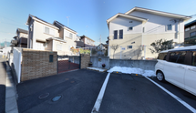 日差しが明るい住宅地の角
