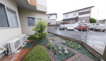 介護施設の外観と庭園