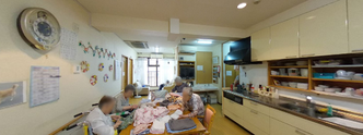 介護施設の明るい共有エリア