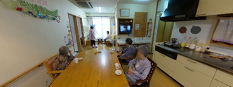 明るい介護施設の食堂と居住者