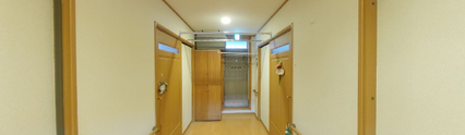 明るい介護施設の内部の廊下