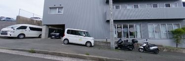 介護施設の周辺と施設の車