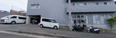 介護施設の周辺と施設の車