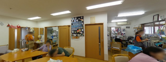 賑やかな介護施設での日常風景