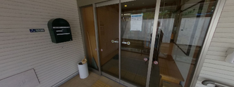 介護施設の入り口と廊下