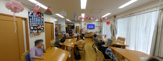 介護施設の居間とスタッフ