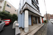 駅近くの清潔な建物