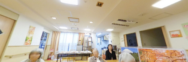 居住者がくつろぐ介護施設の共有スペース