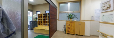 介護施設の廊下と掲示物