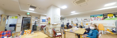 広々とした介護施設の共有スペース