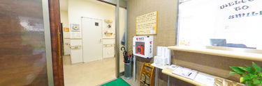 受付と靴箱のある施設入口