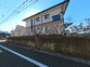 住宅街にある建物外観です  