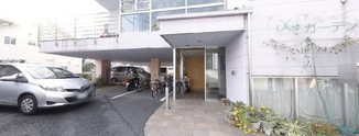 ケア施設の正面入り口