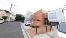 ゆったりと配置された建物群