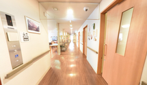 介護施設の廊下とエレベーター