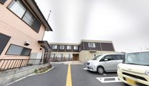 介護施設の外観と駐車場
