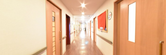介護施設内の明るい廊下