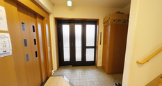 歓迎する玄関と掲示板